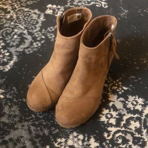 Toms Avery Microfiber wedge 8.5